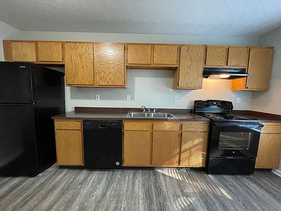 3rd image of 201-389 Poplar Cir #213B