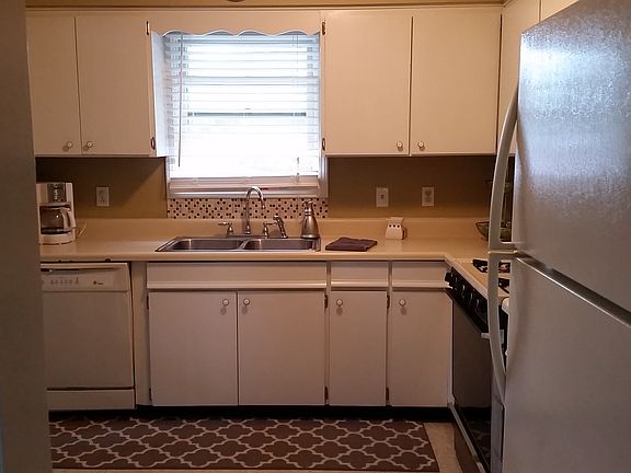 4th image of 1090 Birch Dr