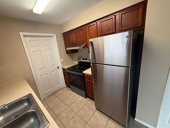 3rd image of 423 Longwood Cir
