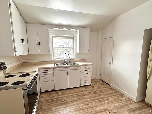 3rd image of 311 W Brown St