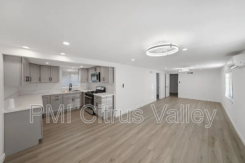 2 bed, 1.0 bath, 700 sqft, $2,200 — Photo 2