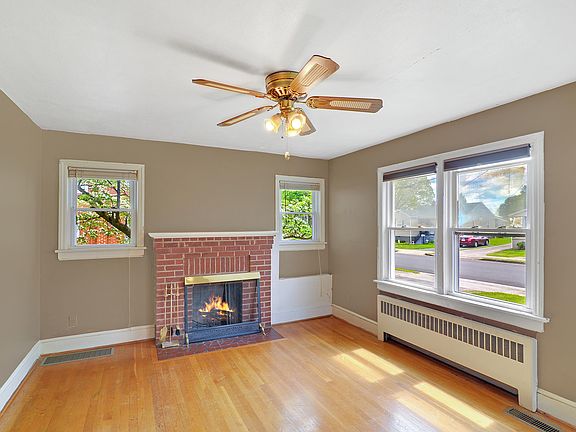 3rd image of 3136 Yardley Dr NW