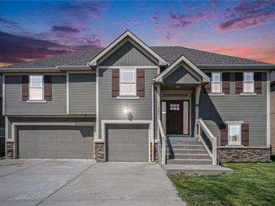 704 Walnut Dr, Smithville, MO, 64089