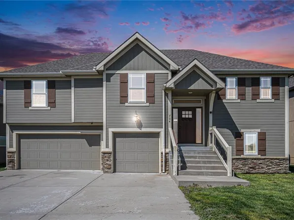 704 Walnut, Smithville, MO 64089