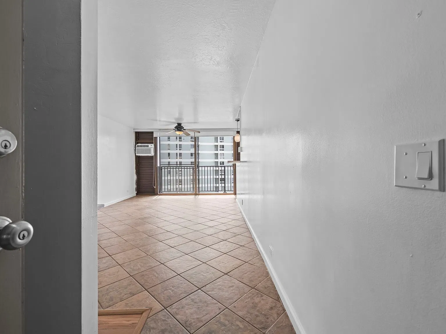 Pet-Friendly Makiki Rental at The Camelot | Pool, Fitness Center, Cable, Water & Sewer Included! — Photo 3