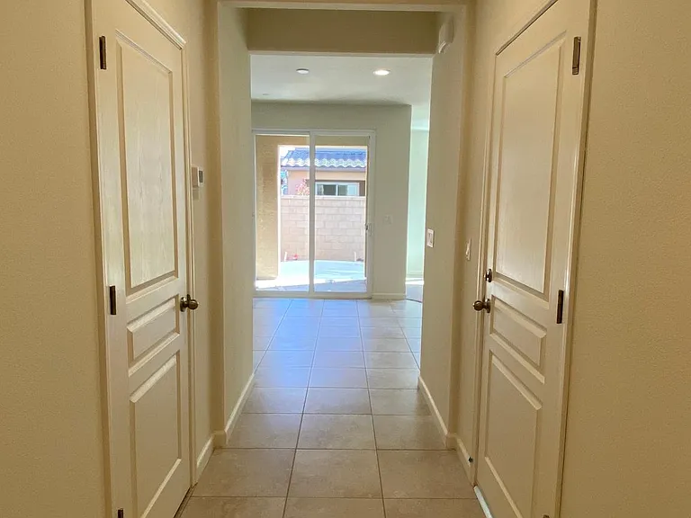 2537 Mustang Dr — Photo 2