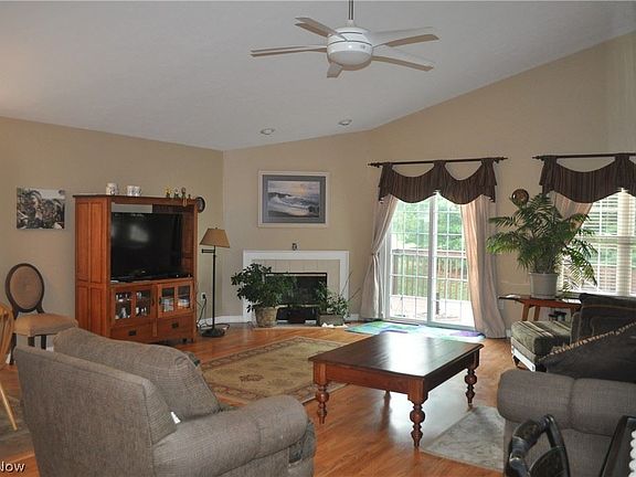3rd image of 290 Bridgewater Ln