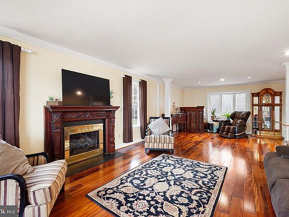 3rd image of 337 Nicholas Ct