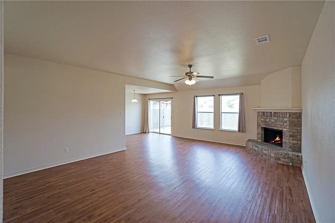 3 bed, 2.0 bath, 1628 sqft, $1,825 — Photo 3
