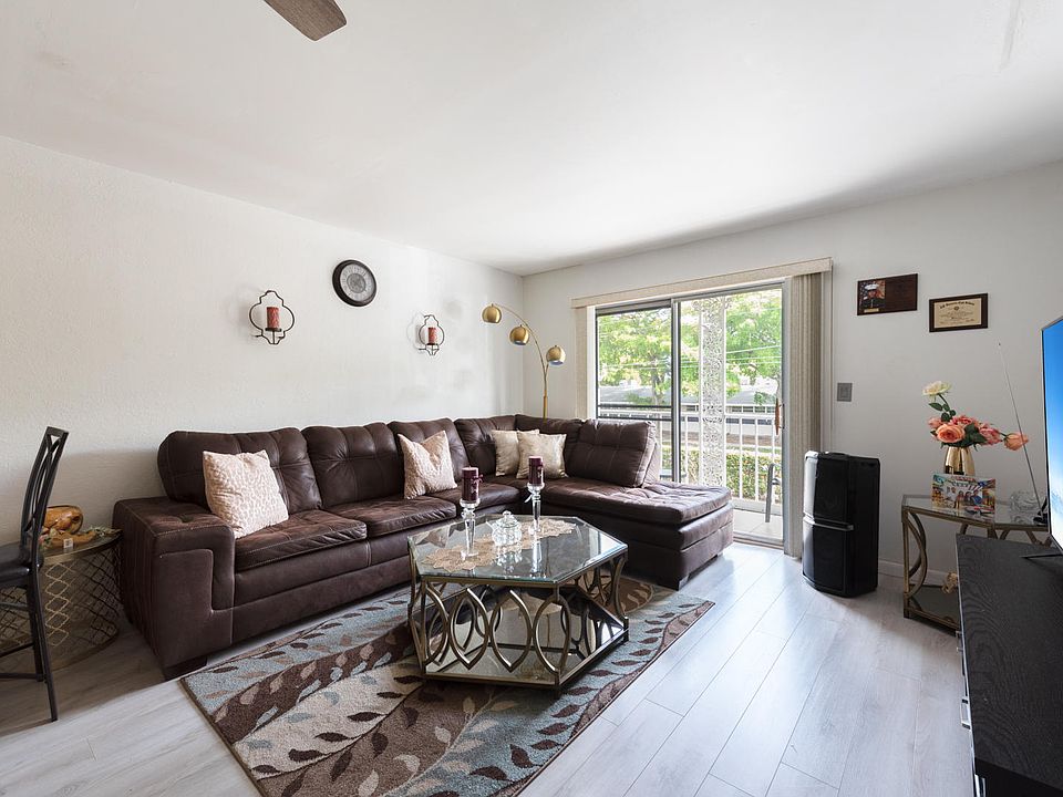 1st image of 501 SE 8th St APT 207