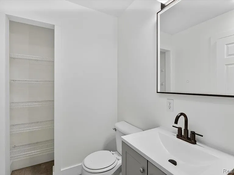 48 Broadway St #D — Photo 21