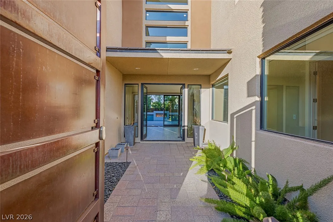4 bed, 4.5 bath, 4172 sqft, $12,500 — Photo 2