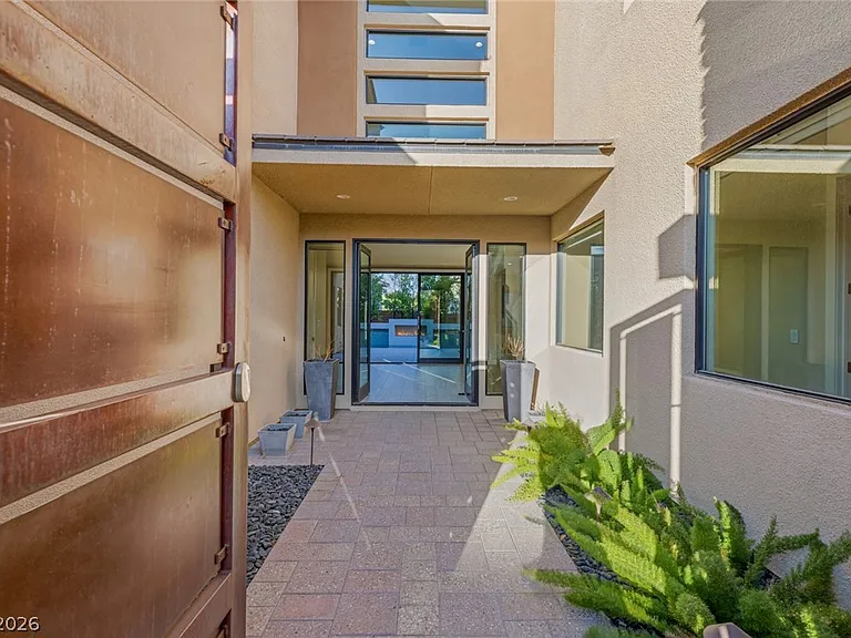 64 Grey Feather Dr — Photo 2