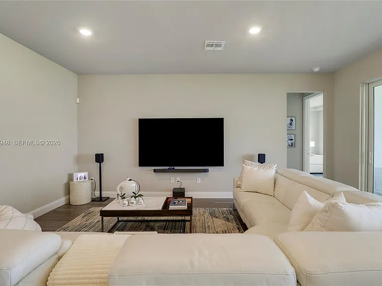 6489 NW Cloverdale Ave — Photo 3