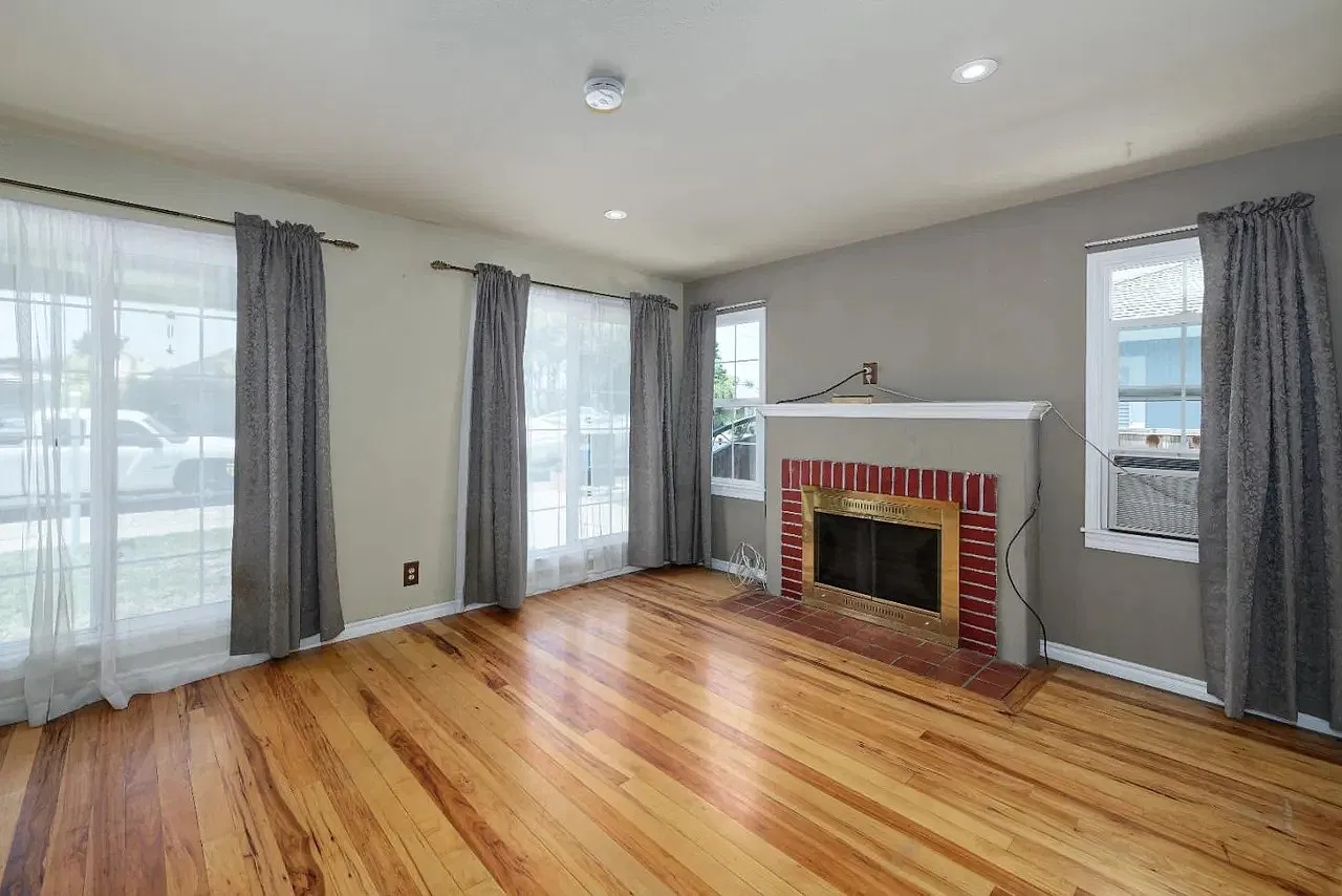 3 bed, 1155 sqft, $4,550 — Photo 3