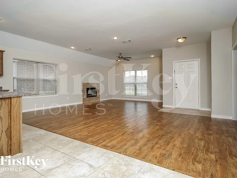 615 Hearthstone Dr — Photo 4