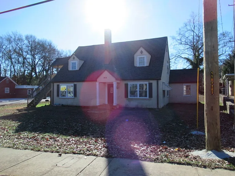 1404 Maple St — Photo 3
