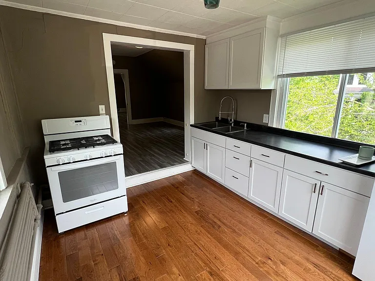 815 W 4th St #4 — Photo 3