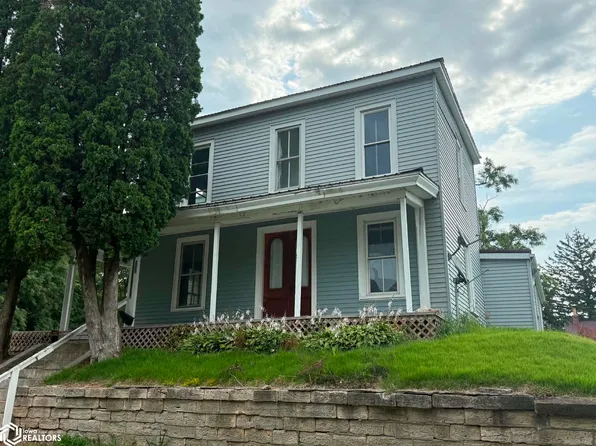 832 N 5th St, Burlington, IA 52601