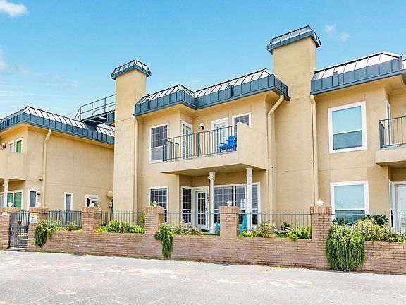 4th image of 921 Marine Dr APT 105