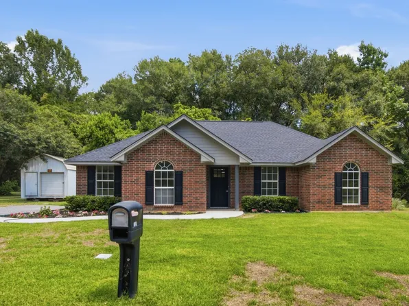 105 E Foggle St, Athens, TX 75751