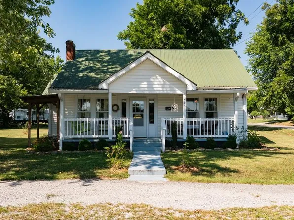 610 College St, Livingston, TN 38570