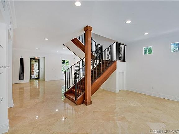 4th image of 2325 Lincoln Ave