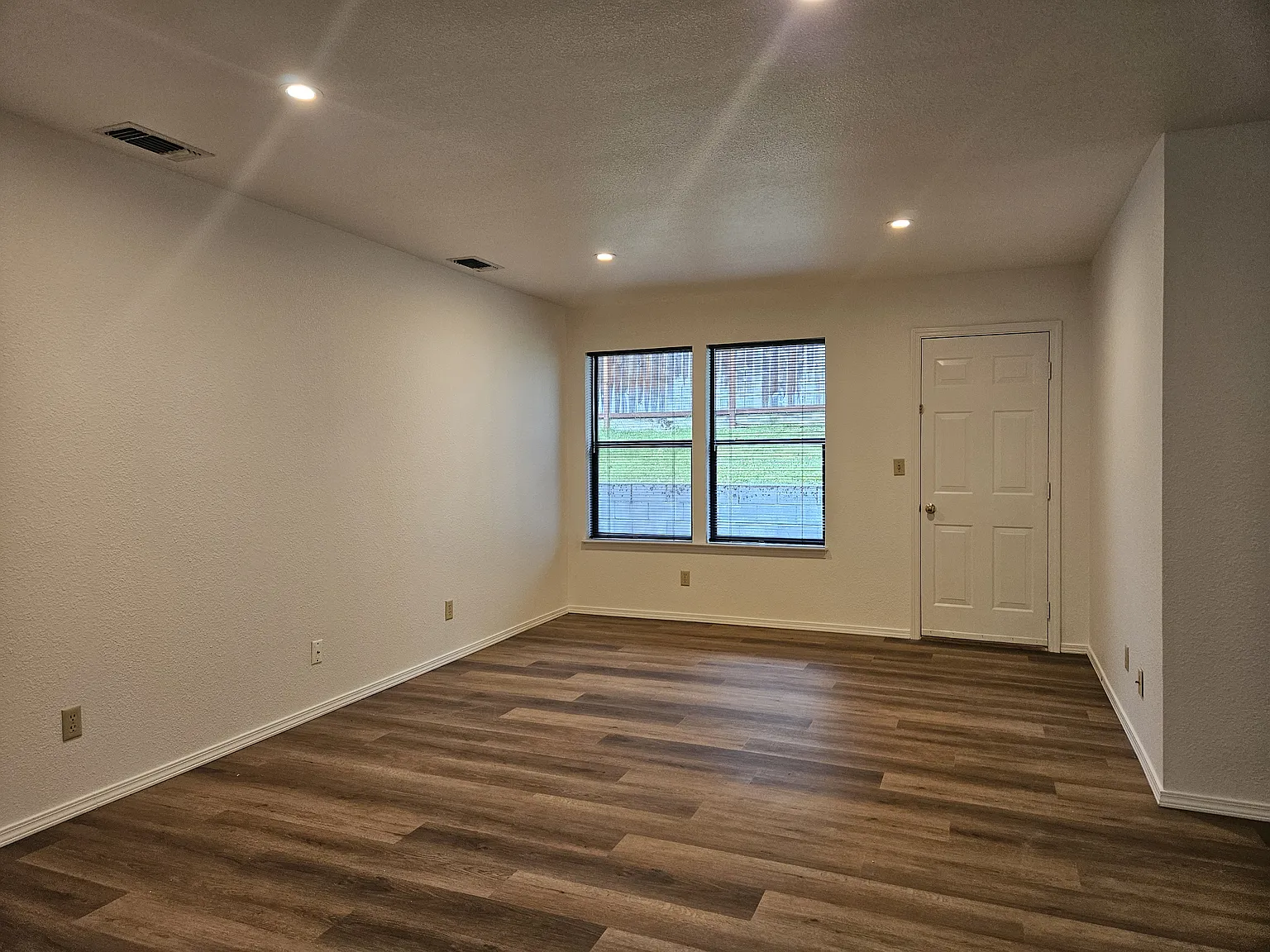 2 bed, 1168 sqft, $1,800 — Photo 2