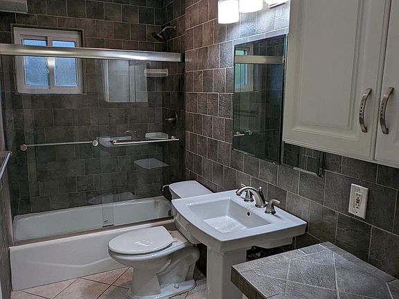 5th image of 1011 Ashland St