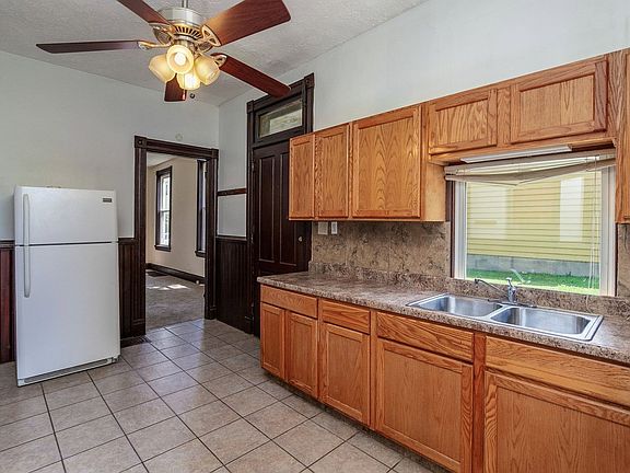 4th image of 607 Riddle Rd