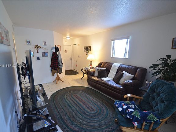 4th image of 1270 SE 27th St Unit 101