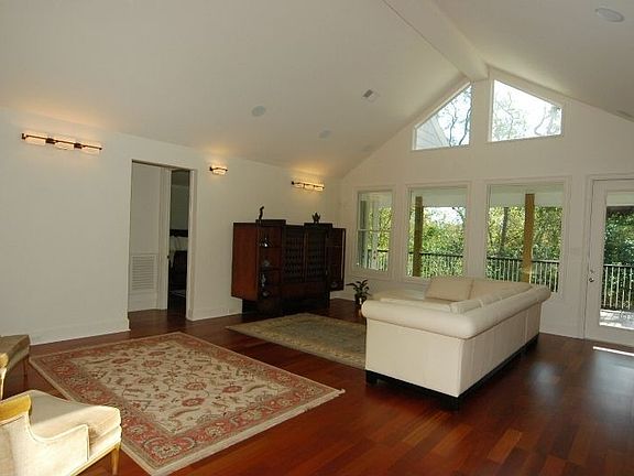 2nd image of 307 W Castlewood Ave