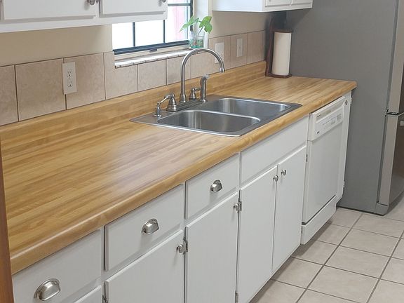Ceramic Backsplash and Floor