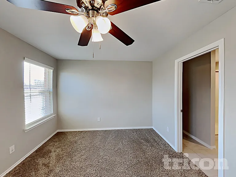 916 Roland Dr — Photo 6