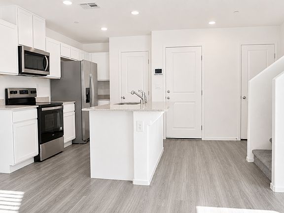 3rd image of 6185 Lily Garden St