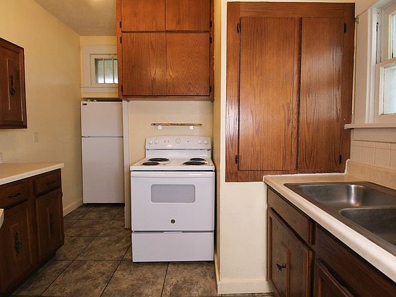 5th image of 117 E Bond St