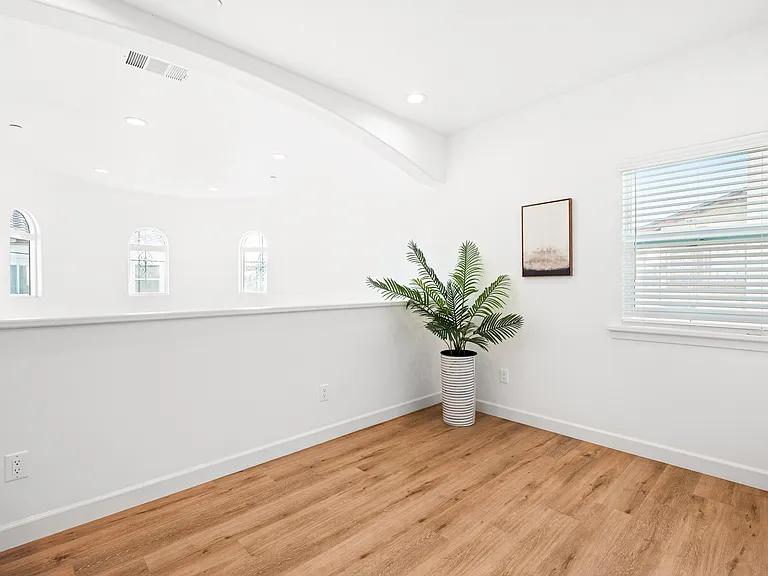 323 W Glendon Way — Photo 9