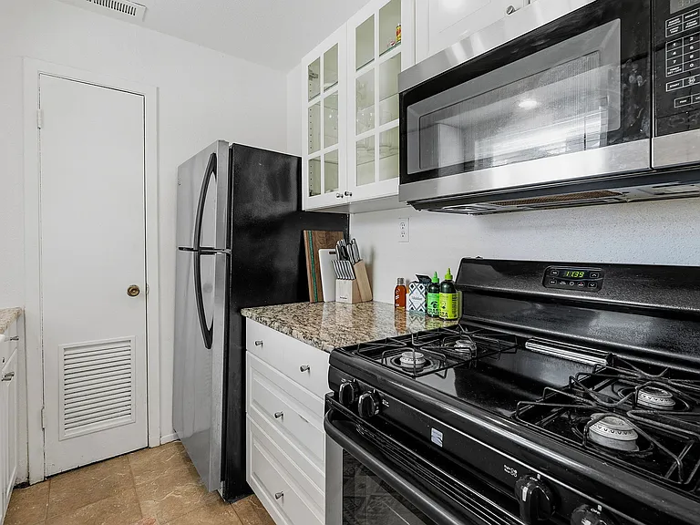 1106 W 22nd St #2 — Photo 7