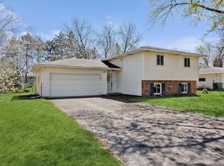 5212 Red Oak Dr, Mounds View, MN 55112