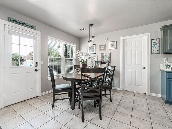 4th image of 1009 Applewood Cir