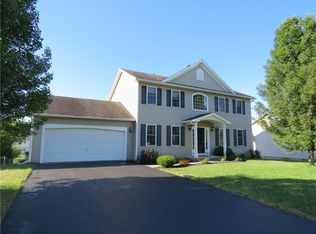 35 Derrick Dr, West Henrietta, NY 14586