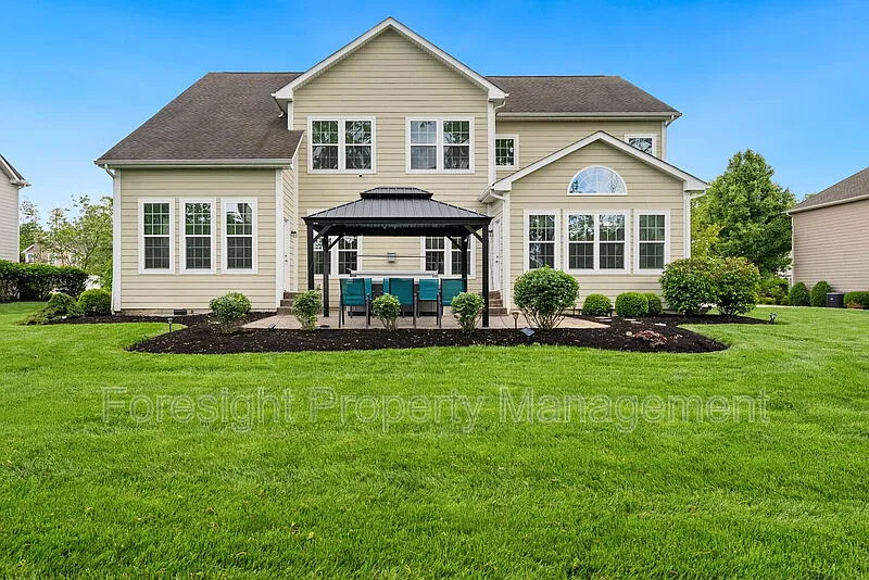 6 bed, 5.0 bath, 6621 sqft, $5,400 — Photo 1