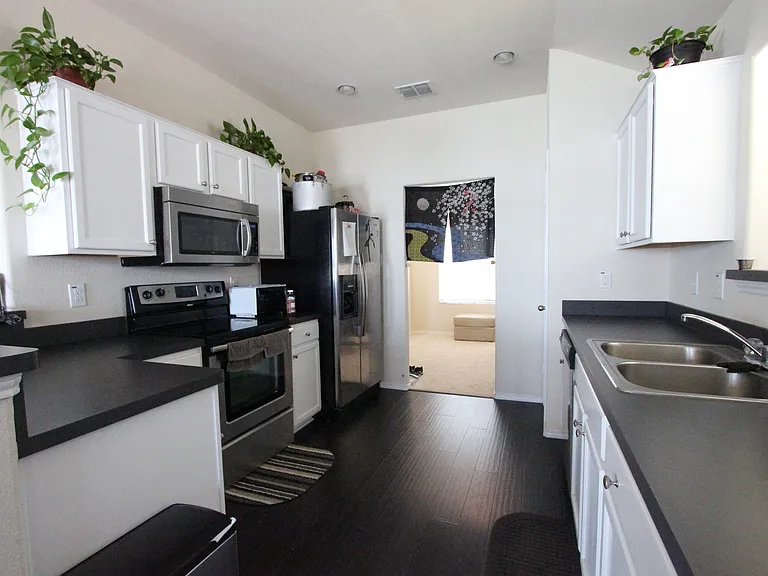 1810 Bayfront Dr — Photo 3