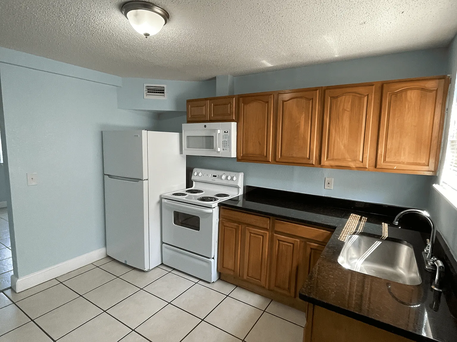 2 bed, 750 sqft, $1,200 — Photo 3