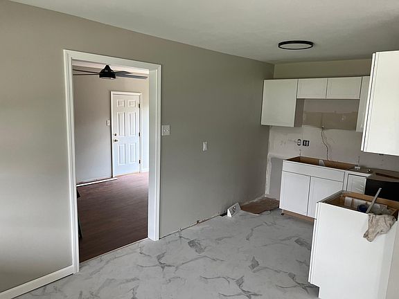 5th image of 8 Kingsway Dr