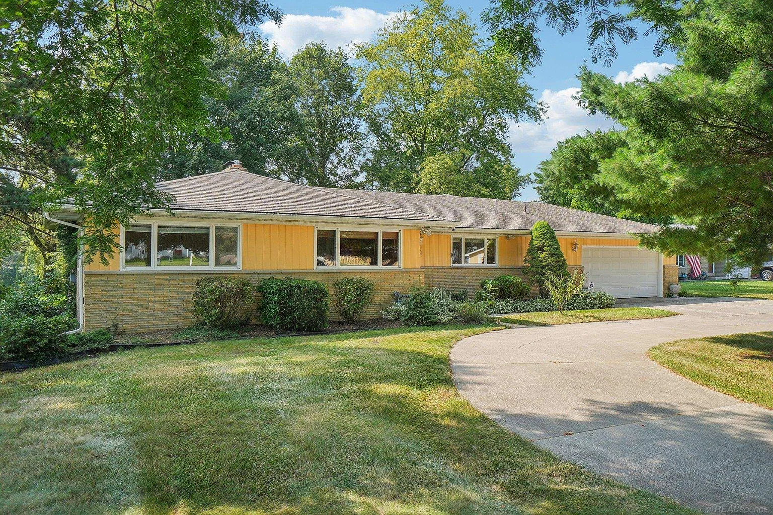 3233 N River Rd photo 1