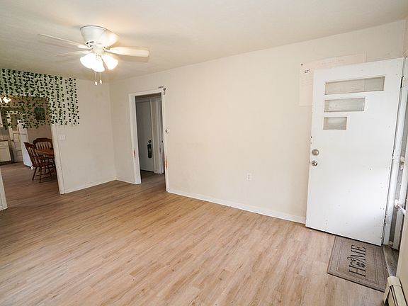 3rd image of 627 Manhattan Rd