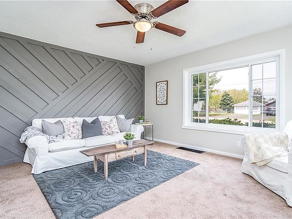5th image of 218 W Dayton Dr