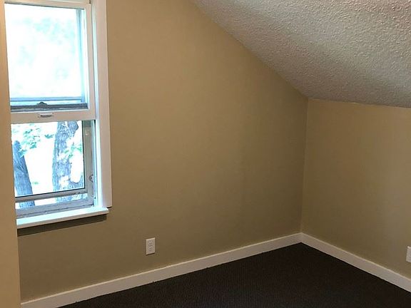 5th image of 107 Sycamore St W