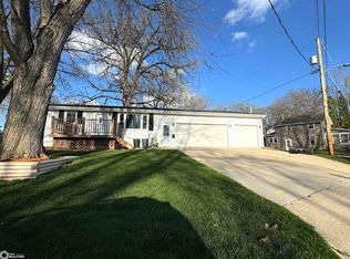 210 Mars Hill Dr, Clear Lake, IA 50428